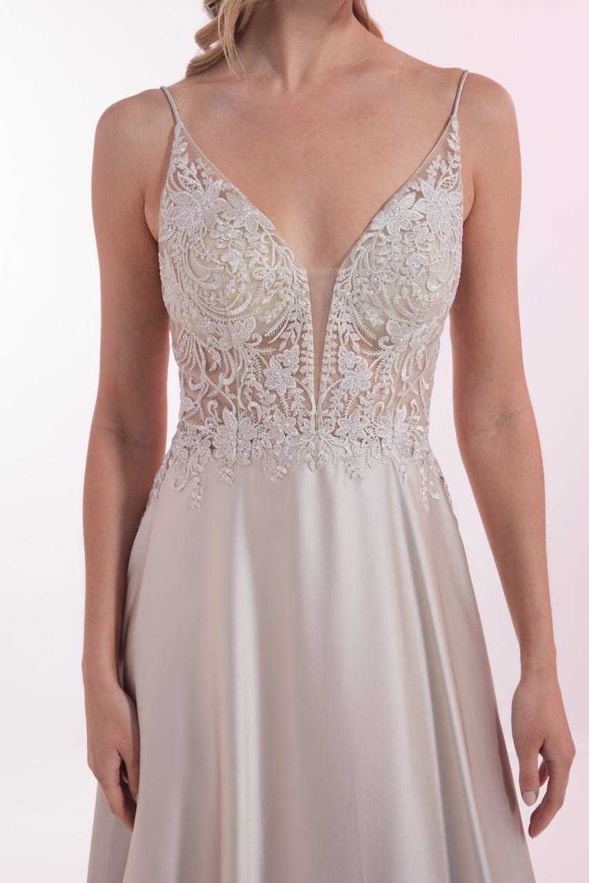 Laona CHARMING BEAUTY DRESS Besticktes Maxikleid mit V-Ausschnitt und Tüll-Einsatz Günstig kaufen